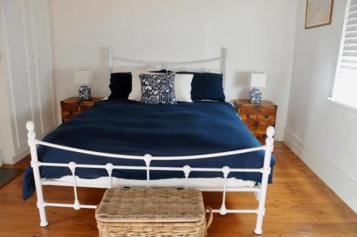 1 dormitorio con 1 cama grande y 2 mesitas de noche en Kilparney House en Benalla