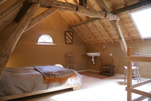 Postel nebo postele na pokoji v ubytování B&B De Metstermolen