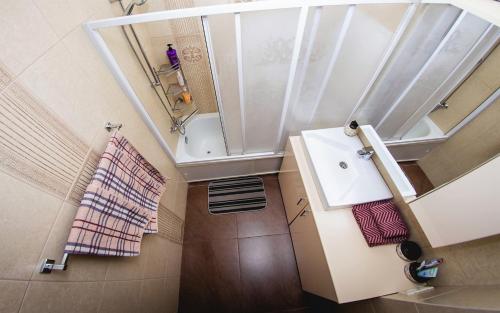 a bathroom with a sink and a mirror at ATLANT Apartments 109 in Voronezh