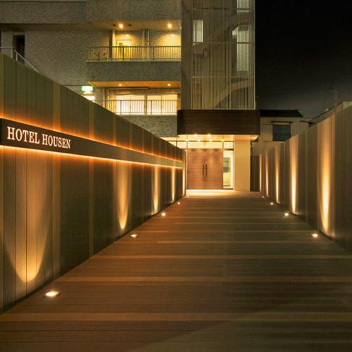 草加市的住宿－索卡酒店，夜间建筑物的走廊,灯