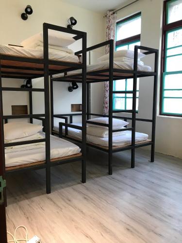 a room with four bunk beds in a room at 履舍民宿Footinn in Taitung City