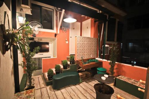 sala de estar con sillas verdes y mesa en Rio Deal Guest House, en Río de Janeiro