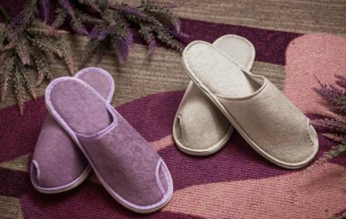 a pair of shoes sitting on top of a blanket at Lavande Hotel Zhuhai Gongbei Port Square in Zhuhai