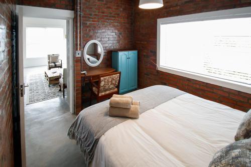 Säng eller sängar i ett rum på Rustic Retreat Apartment in Durbanville