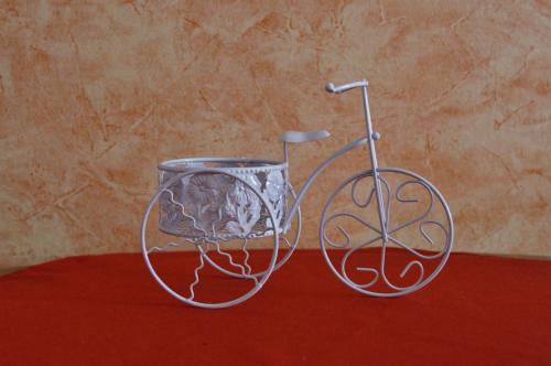 a metal bike holder sitting on a table at Guesthouse Kohári in Egerszalók