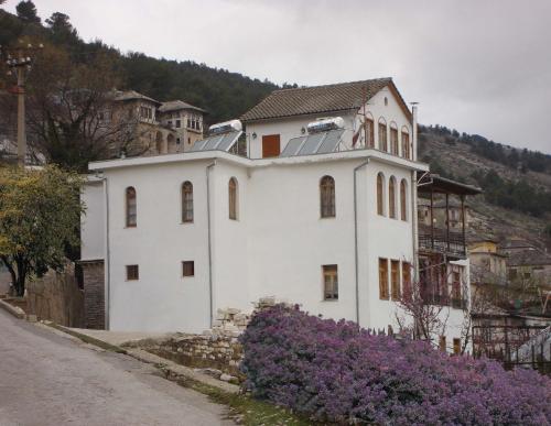 Imagen de la galería de Hotel Kalemi, en Gjirokastra