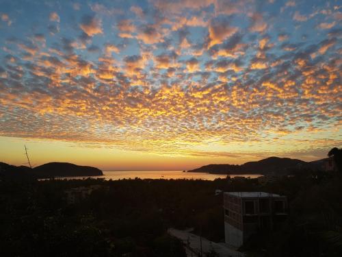 a sunset view of the ocean and the sky at Casa Arcoiris Zihuatanejo B&B in Zihuatanejo
