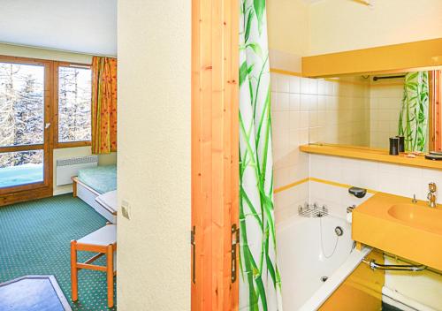 Cette chambre dispose d'un lavabo et d'une salle de bains. dans l'établissement Residence Le Hameau du Sauget - maeva Home, à Les Coches