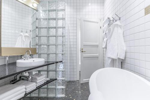 Vonios kambarys apgyvendinimo įstaigoje Såstaholm Hotell & Konferens