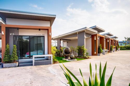 a rendering of a house with a courtyard at Baan Le Vimaan in Nakhon Ratchasima