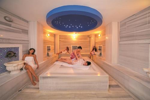 eine Gruppe von Personen, die in einer Badewanne sitzen in der Unterkunft Hotel Akbulut & Spa in Güzelçamlı