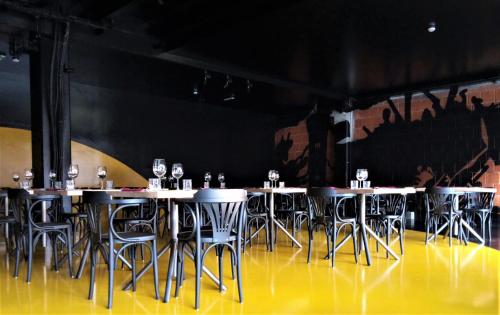 a group of tables and chairs in a room at Aiden by Best Western JHD Dunant Hotel in Castiglione delle Stiviere