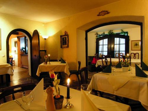 une salle à manger avec deux tables et un miroir dans l'établissement Haus Wartenberg, à Salzbourg