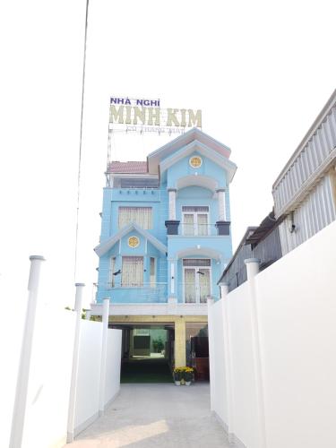 a blue building with a sign on it at Minh Kim Guesthouse in Ấp Phó