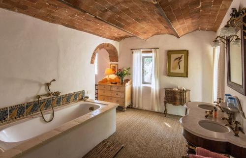 Ванна кімната в Villa Camporempoli