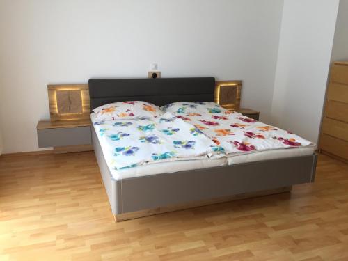 een bed in een kamer met 2 nachtkastjes en een bed met aulic bij Ferienhaus Miklin in Bleiburg