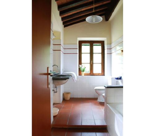 une salle de bain avec un lavabo et des toilettes dans l'établissement Magrini by Salogi Villas, à San Gennaro