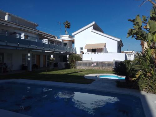 ein Haus mit einem Swimmingpool im Hof in der Unterkunft Cozy Loft Torremolinos in Torremolinos