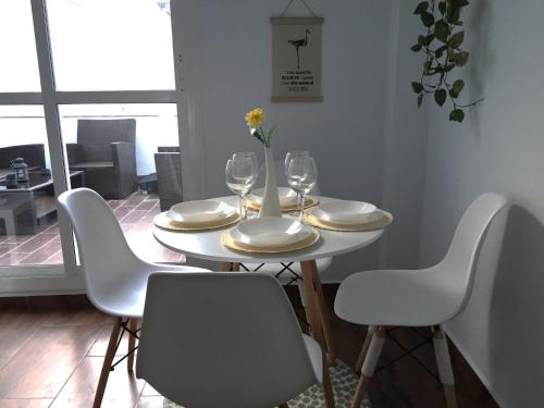 ヘレス・デ・ラ・フロンテーラにあるCasa Lolaのテーブル(椅子4脚付)、白いテーブル(ワイングラス付)