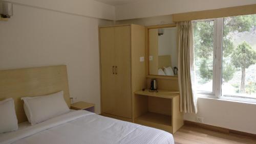 Postel nebo postele na pokoji v ubytování Gemoor Khar- Manor House