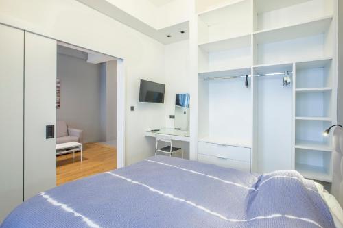 biała sypialnia z łóżkiem i biurkiem w obiekcie Thessaloniki Center Apartments w Salonikach