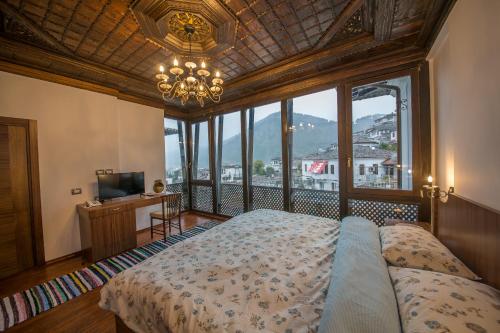 - une chambre avec un lit et une grande fenêtre dans l'établissement Hotel Onufri, à Berat