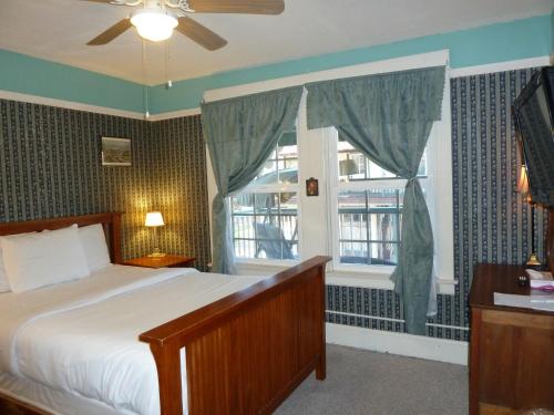 - une chambre avec un lit et une fenêtre dans l'établissement Americas Best Value Inn Royal Carriage, à Jamestown