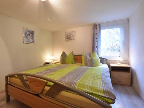 ボルテンハーゲンにあるCozy Apartment in Boltenhagen Germany near Beachのベッドルーム(大型ベッド1台、窓付)