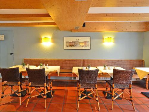 Un restaurante con mesas y sillas en una sala. en Landhotel Schloss Buttenheim, en Buttenheim