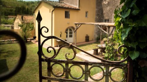 a bench in a yard with a house in the background at Rustico Dora in Camaiore