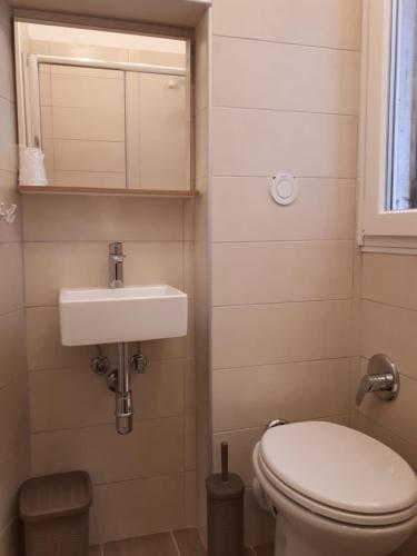 une petite salle de bain avec toilettes et lavabo dans l'établissement Ca' del Megio, à Venise