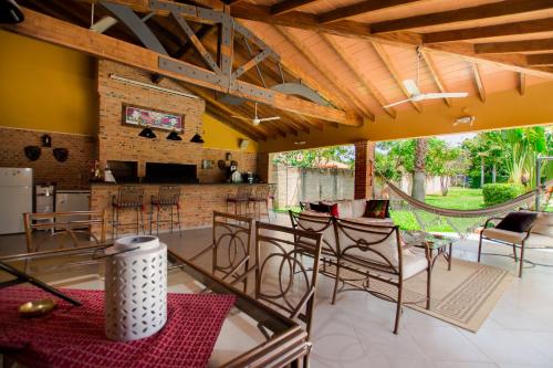 une cuisine ouverte et une salle à manger avec des tables et des chaises dans l'établissement Casa Berni Beach, à San Bernardino