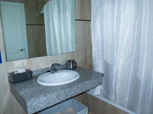プラヤ・ブランカにあるVilla Papayaのバスルーム(鏡付き洗面台、シャワーカーテン付)