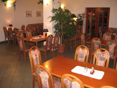 Reštaurácia alebo iné gastronomické zariadenie v ubytovaní Penzion Bouquet