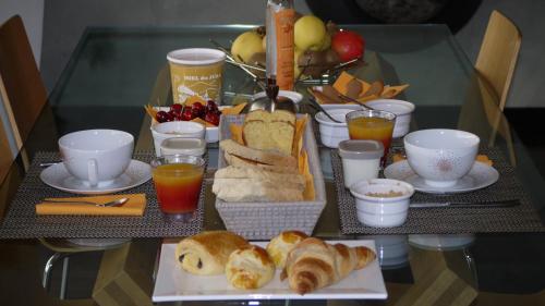 PeilleにあるLa Velaのクロワッサンとパンの朝食付きテーブル