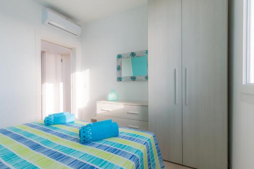 een slaapkamer met een bed en een witte kast bij Villa Viola in Torre Lapillo