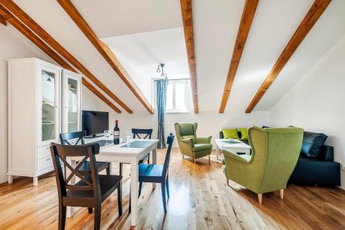 een eetkamer met een tafel en stoelen bij Apartments Rialto Gallery in Šibenik