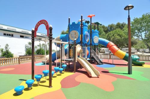 un parque infantil con un tobogán de agua en Camping Las Palmeras, en Tarragona
