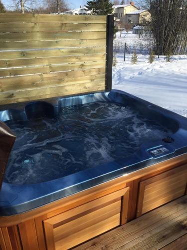 a jacuzzi tub with a wooden fence at Isakaru Puhkemaja in Otepää