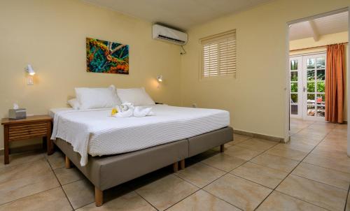 Łóżko lub łóżka w pokoju w obiekcie Buddy Dive Resort