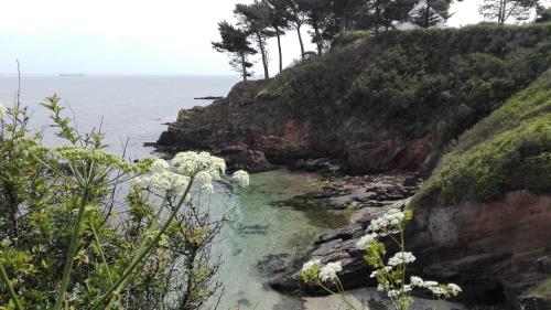 a view of the ocean from a cliff at Villa Garance Ile et Villas Groix in Groix