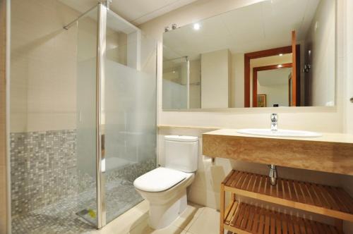 A bathroom at 1112 Mileni I - Apivend Immo