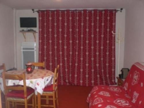 サン・フランソワ・ロンシャンにあるAlouetteのリビングルーム(テーブル、赤いカーテン付)