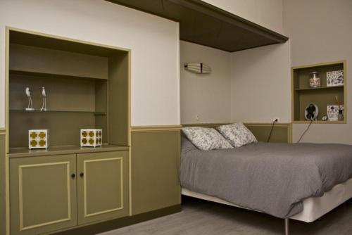 - une chambre avec un lit et des étagères dans l'établissement Lekker bij MaAs, à Dreischor