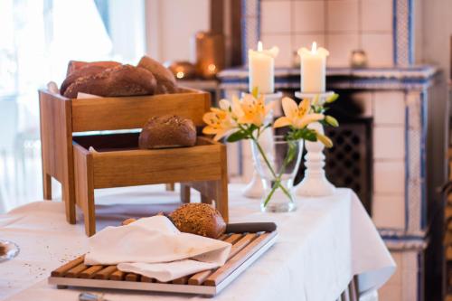 un tavolo con un piatto di pane e candele di Losby Gods Manor a Lorenskog