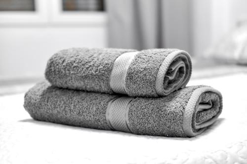 Tres toallas apiladas una encima de la otra en un mostrador en Apartments Cura Beach PROA, en Torrevieja