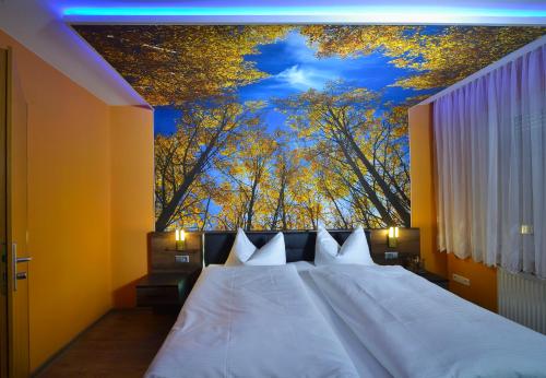 Schlafzimmer mit einem Bett und einem großen Gemälde an der Decke in der Unterkunft Hotel Wandersleben in Wandersleben
