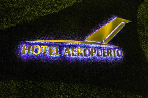 a neon sign with the words holliday arenaaho at Hotel Aeropuerto in Mexico City