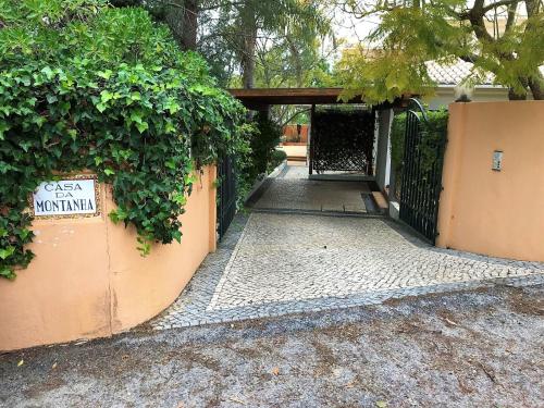 una puerta a una casa con un cartel que lee la mansión de invitados en Casa da Montanha, en Luz
