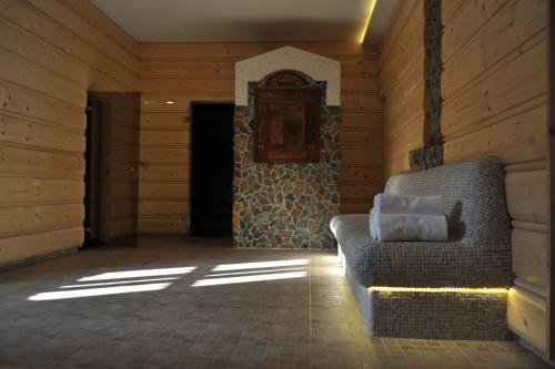 a living room with a couch in a cabin at Hotel Chutor Kozacki in Łukowe